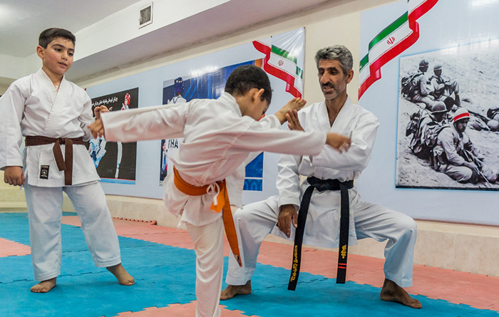 (تصاویر) رفتگری که قهرمان کاراته است