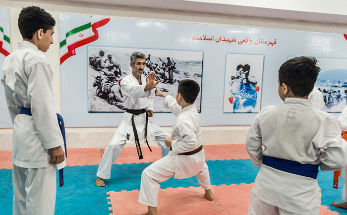 (تصاویر) رفتگری که قهرمان کاراته است