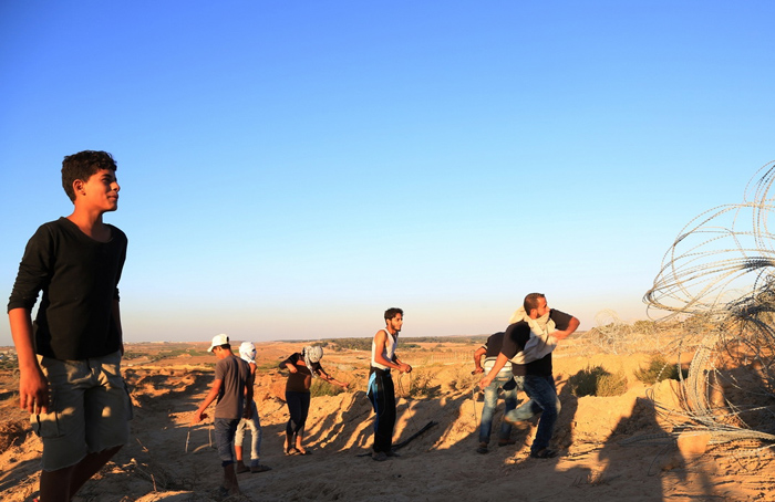 (تصاویر) حمله سربازان اسرائیل به جوانان در غزه