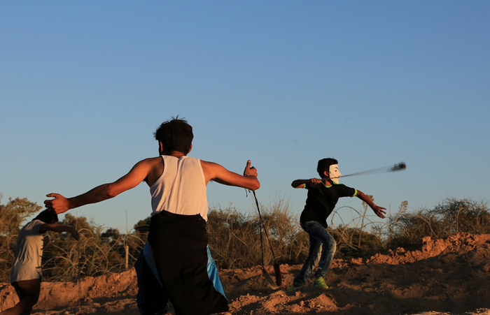 (تصاویر) حمله سربازان اسرائیل به جوانان در غزه