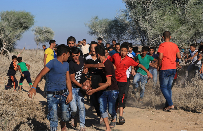 (تصاویر) حمله سربازان اسرائیل به جوانان در غزه