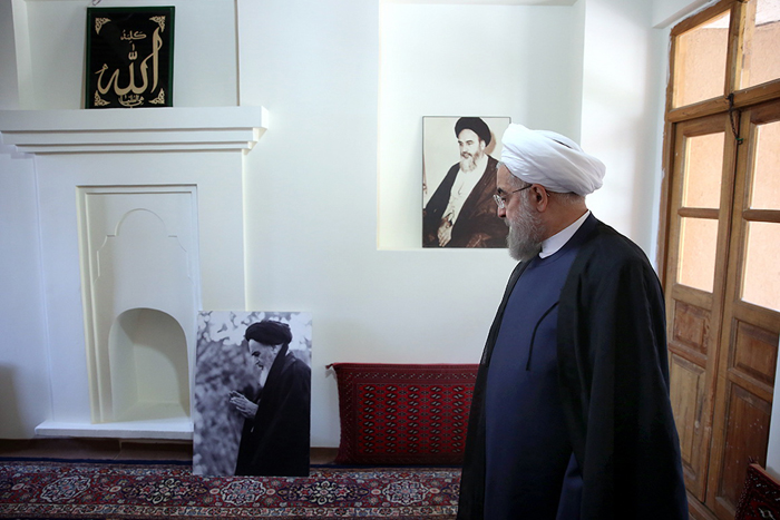 (تصاویر) روحانی در بیت امام(ره) در خمین (تصاویر) روحانی در بیت امام(ره) در خمین