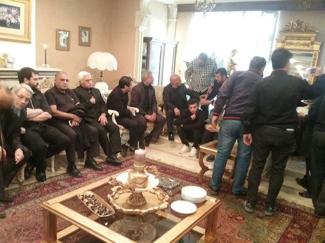 (عکس) کادر فنی و بازیکنان استقلال در منزل مرحوم پورحیدری (عکس) کادر فنی و بازیکنان استقلال در منزل مرحوم پورحیدری