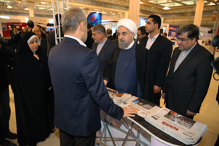 (تصاویر) جنتی همراه روحانی در نمایشگاه مطبوعات (تصاویر) جنتی همراه روحانی در نمایشگاه مطبوعات