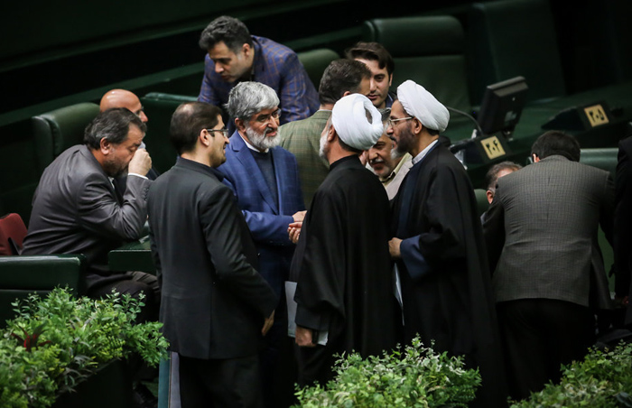 (تصاویر) مطهری در حال خواندن کیهان