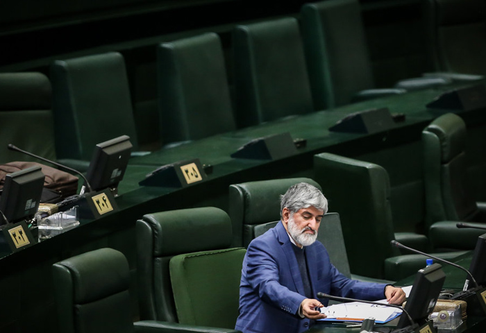 (تصاویر) مطهری در حال خواندن کیهان