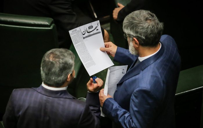 (تصاویر) مطهری در حال خواندن کیهان