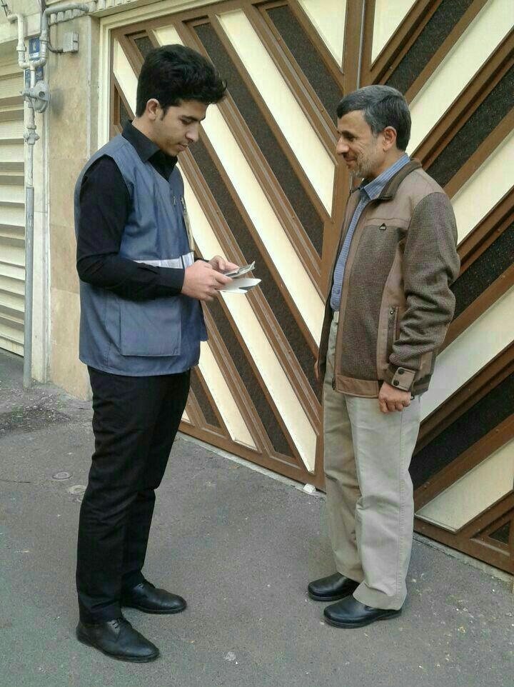 (عکس) پاسخگویی احمدینژاد به پرسشهای مامور سرشماری در جلوی درب منزلش (عکس) پاسخگویی احمدینژاد به پرسشهای مامور سرشماری در جلوی درب منزلش