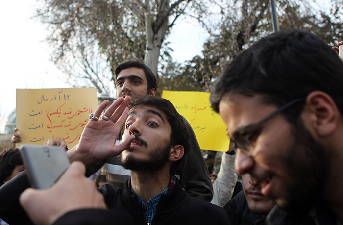 (تصاویر) حضور مجید انصاری در دانشگاه حاشیه ساز شد (تصاویر) حضور مجید انصاری در دانشگاه حاشیه ساز شد