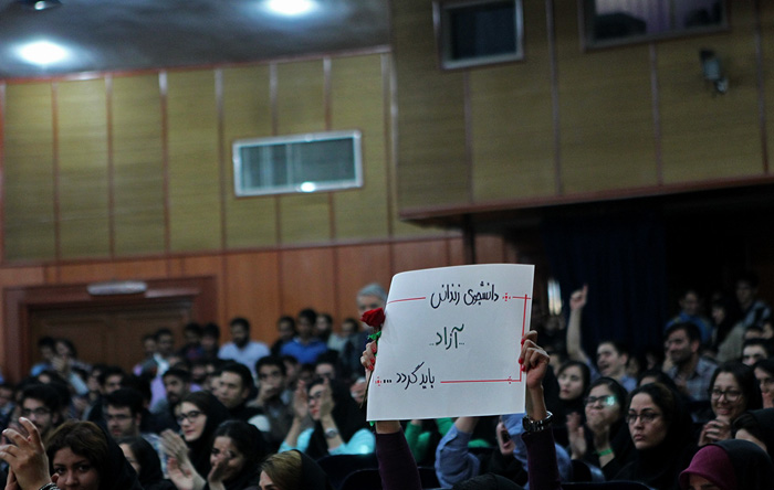 (تصاویر) حضور مجید انصاری در دانشگاه حاشیه ساز شد (تصاویر) حضور مجید انصاری در دانشگاه حاشیه ساز شد