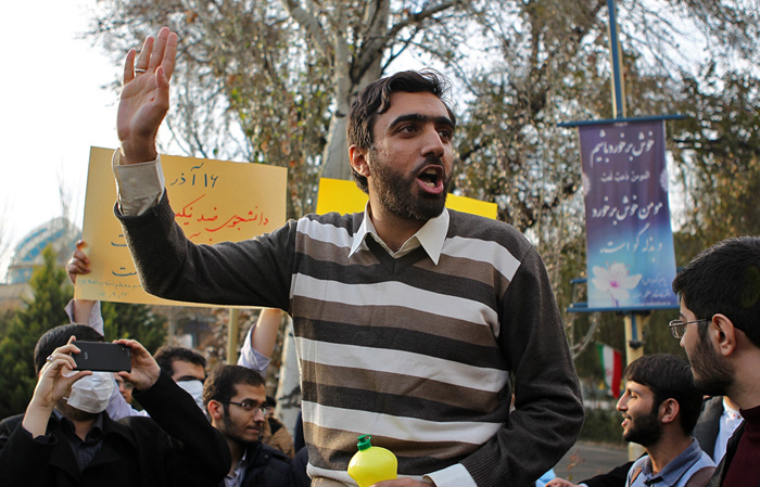 (تصاویر) حضور مجید انصاری در دانشگاه حاشیه ساز شد (تصاویر) حضور مجید انصاری در دانشگاه حاشیه ساز شد