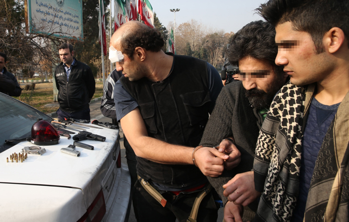 (تصاویر) دستگیری سارقان مسلح غرب تهران (تصاویر) دستگیری سارقان مسلح غرب تهران