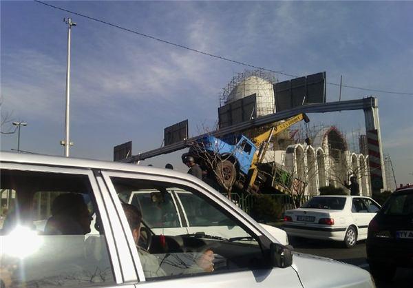 (عکس) برخورد جرثقیل با تابلو مسیرنما در اتوبان کرج