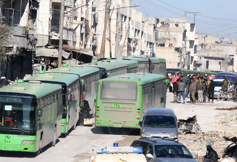 (تصاویر) انتقال تروریستها از حلب زیر عکس اسد! (تصاویر) انتقال تروریستها از حلب زیر عکس اسد!