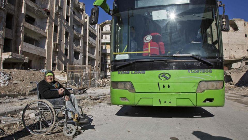 (تصاویر) انتقال تروریستها از حلب زیر عکس اسد! (تصاویر) انتقال تروریستها از حلب زیر عکس اسد!