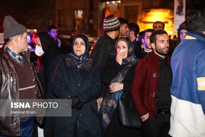 (تصاویر) گریههای مهدی و فائزه مقابل بیمارستان (تصاویر) گریههای مهدی و فائزه مقابل بیمارستان