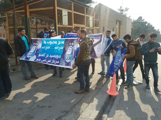 (عکس) تجمع ۱۵ نفره استقلالیها مقابل وزارت ورزش (عکس) تجمع ۱۵ نفره استقلالیها مقابل وزارت ورزش