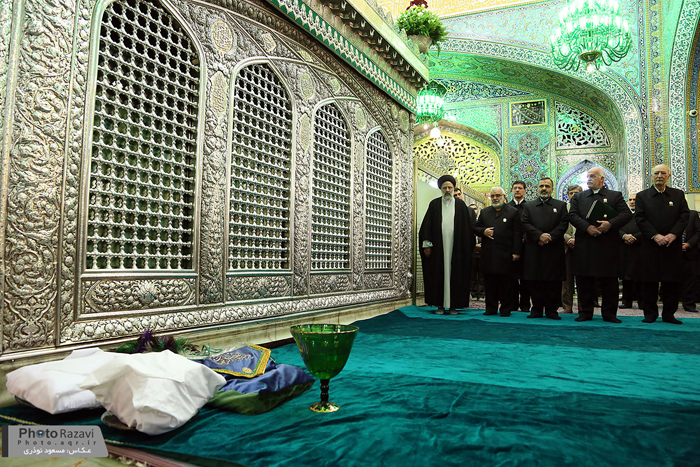 (تصاویر) سردار سلیمانی در غبارروبی حرم رضوی (تصاویر) سردار سلیمانی در غبارروبی حرم رضوی