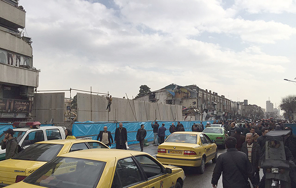 (تصاویر) دیوارکشی به دور پلاسکو (تصاویر) دیوارکشی به دور پلاسکو
