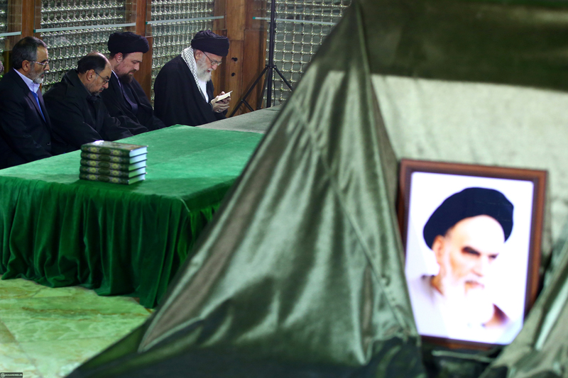 (تصاویر) رهبرانقلاب بر مزار آیت‌الله هاشمی