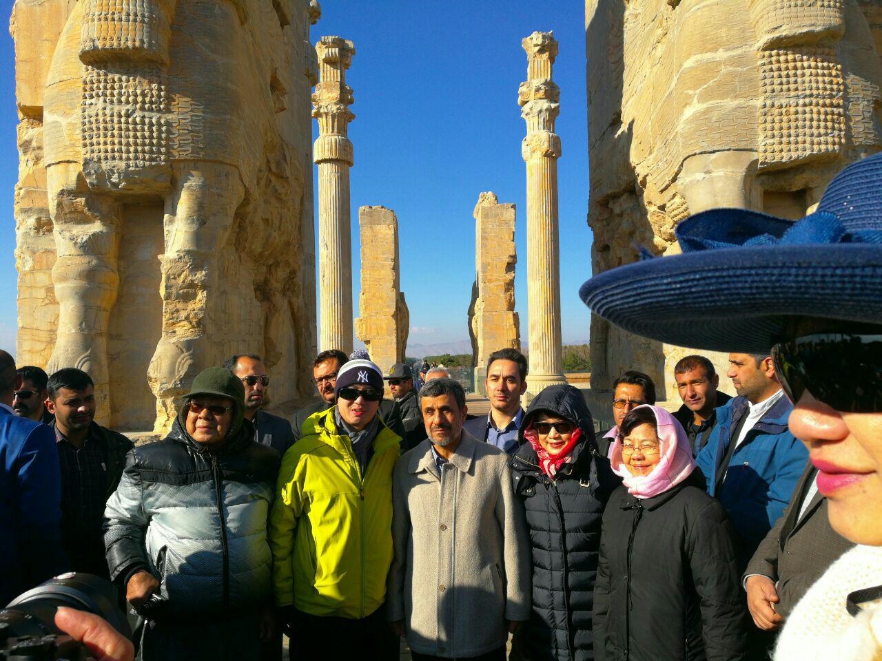 عکس یادگاری احمدینژاد با گردشگران خارجی عکس یادگاری احمدینژاد با گردشگران خارجی