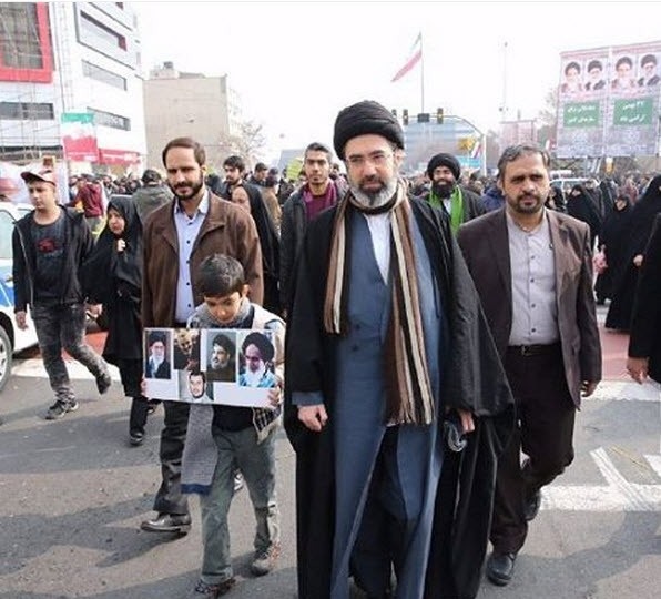 (عکس) فرزند رهبر معظم انقلاب در راهپیمایی (عکس) فرزند رهبر معظم انقلاب در راهپیمایی