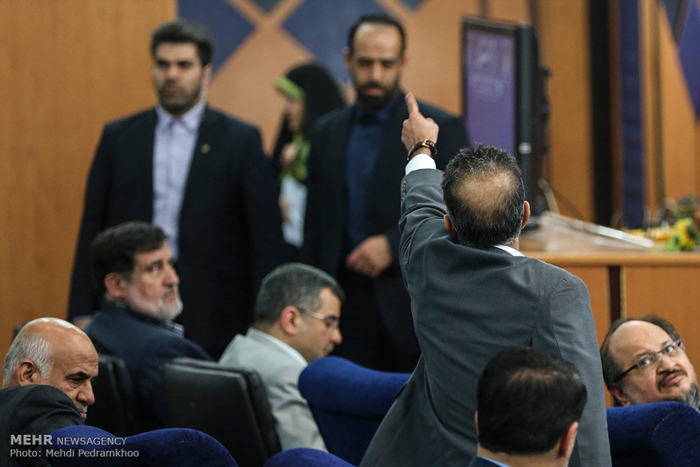 (تصاویر) اخلال در سخنرانی ابتکار در اهواز (تصاویر) اخلال در سخنرانی ابتکار در اهواز