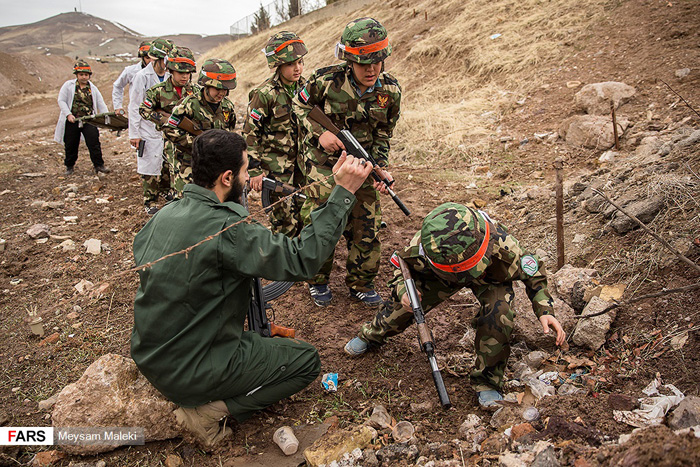 (تصاویر) آشنایی دانشآموزان با جنگ مسلحانه (تصاویر) آشنایی دانشآموزان با جنگ مسلحانه