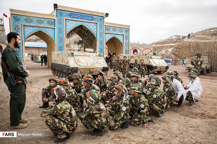 (تصاویر) آشنایی دانشآموزان با جنگ مسلحانه (تصاویر) آشنایی دانشآموزان با جنگ مسلحانه
