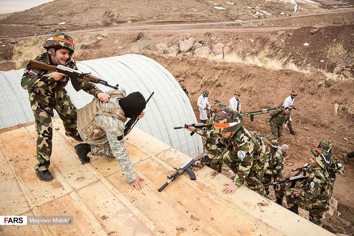(تصاویر) آشنایی دانشآموزان با جنگ مسلحانه (تصاویر) آشنایی دانشآموزان با جنگ مسلحانه