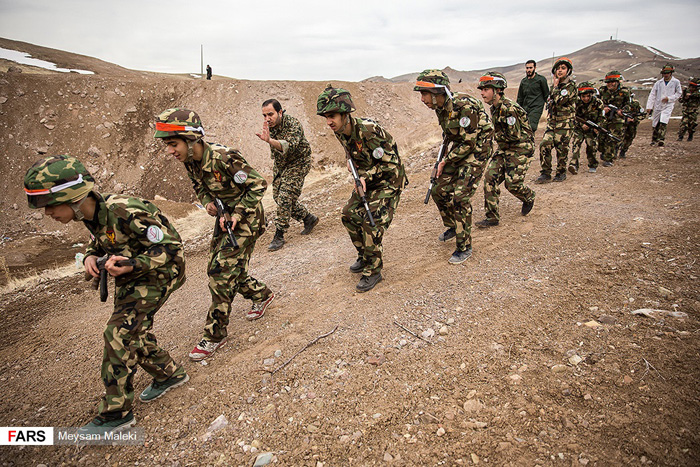 (تصاویر) آشنایی دانشآموزان با جنگ مسلحانه (تصاویر) آشنایی دانشآموزان با جنگ مسلحانه