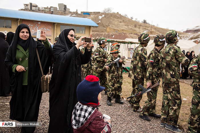 (تصاویر) آشنایی دانشآموزان با جنگ مسلحانه (تصاویر) آشنایی دانشآموزان با جنگ مسلحانه