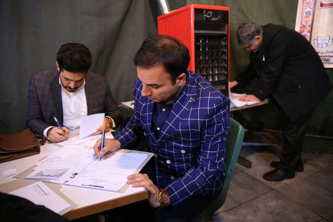 (تصویر) ثبتنام مجری شبکه 3 در انتخابات (تصویر) ثبتنام مجری شبکه 3 در انتخابات