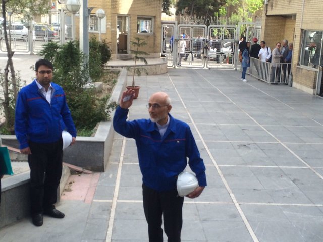 (تصویر) میرسلیم با کلاه ایمنی ثبت نام کرد (تصویر) میرسلیم با کلاه ایمنی ثبت نام کرد