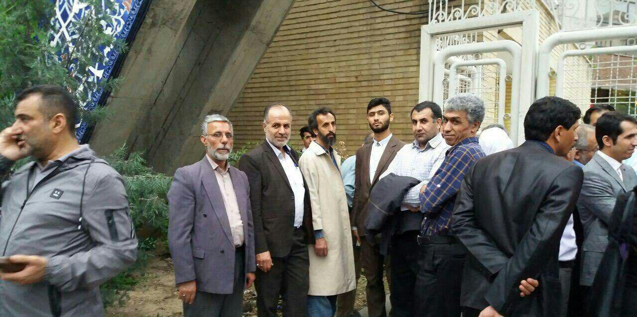 (عکس) اشخاصی که پشت درب وزارت کشور ماندند (عکس) اشخاصی که پشت درب وزارت کشور ماندند