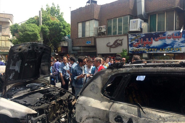 (عکس) اتومبیل امین زندگانی در آتش سوخت (عکس) اتومبیل امین زندگانی در آتش سوخت