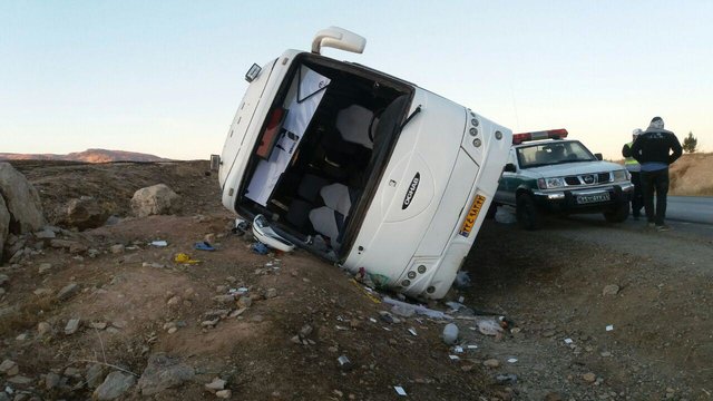 واژگونی اتوبوس حامل دانشآموزان در بزرگراه یادگار واژگونی اتوبوس حامل دانشآموزان در بزرگراه یادگار