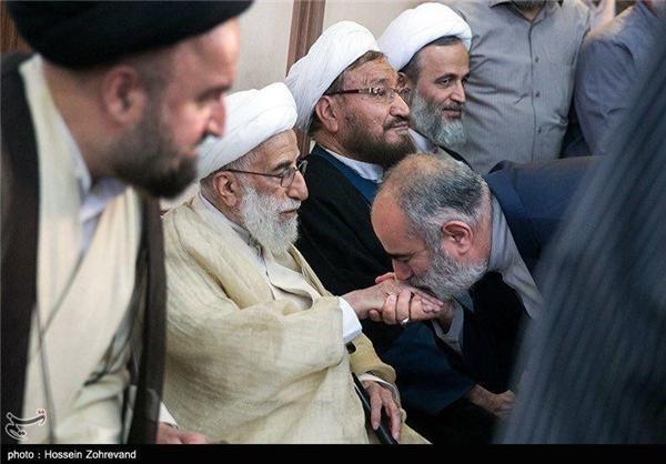 توضیح حسامالدین آشنا درباره دستبوسی توضیح حسامالدین آشنا درباره دستبوسی