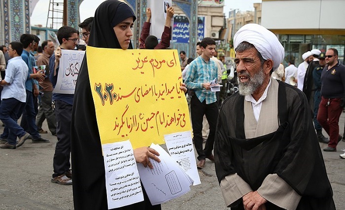از خارجی‌ها فاصله بگیرید