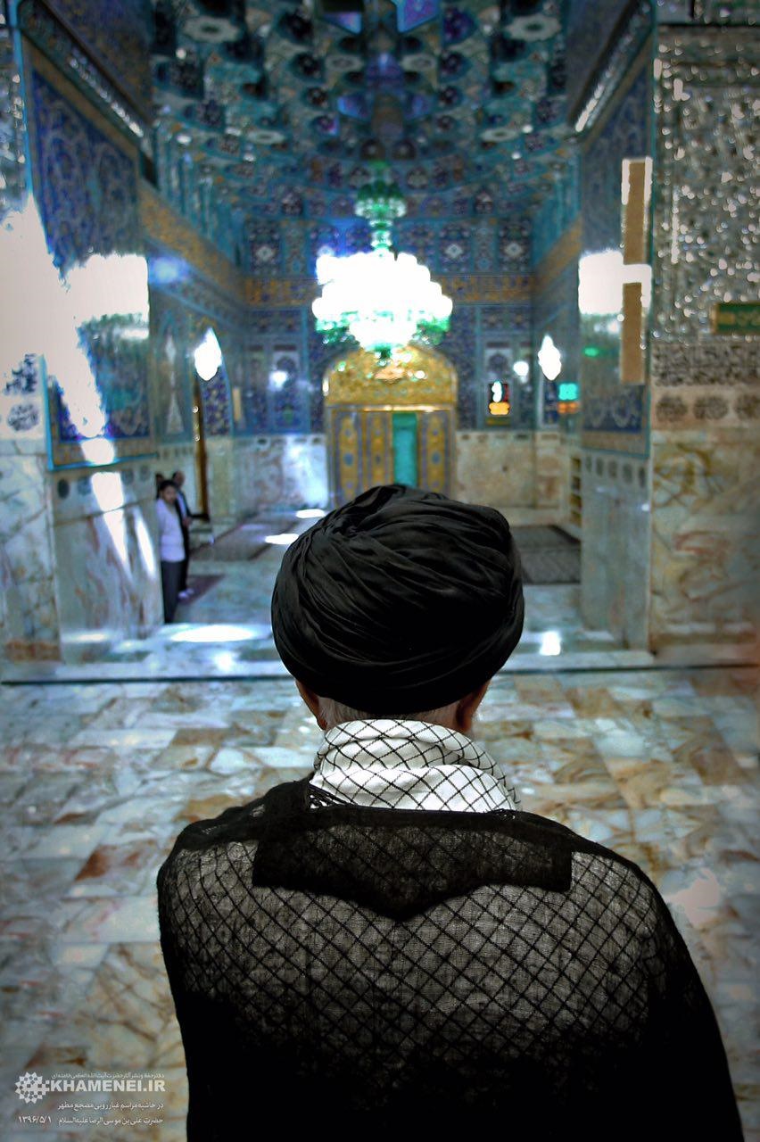 تصویری متفاوت از رهبر انقلاب در حرم رضوی