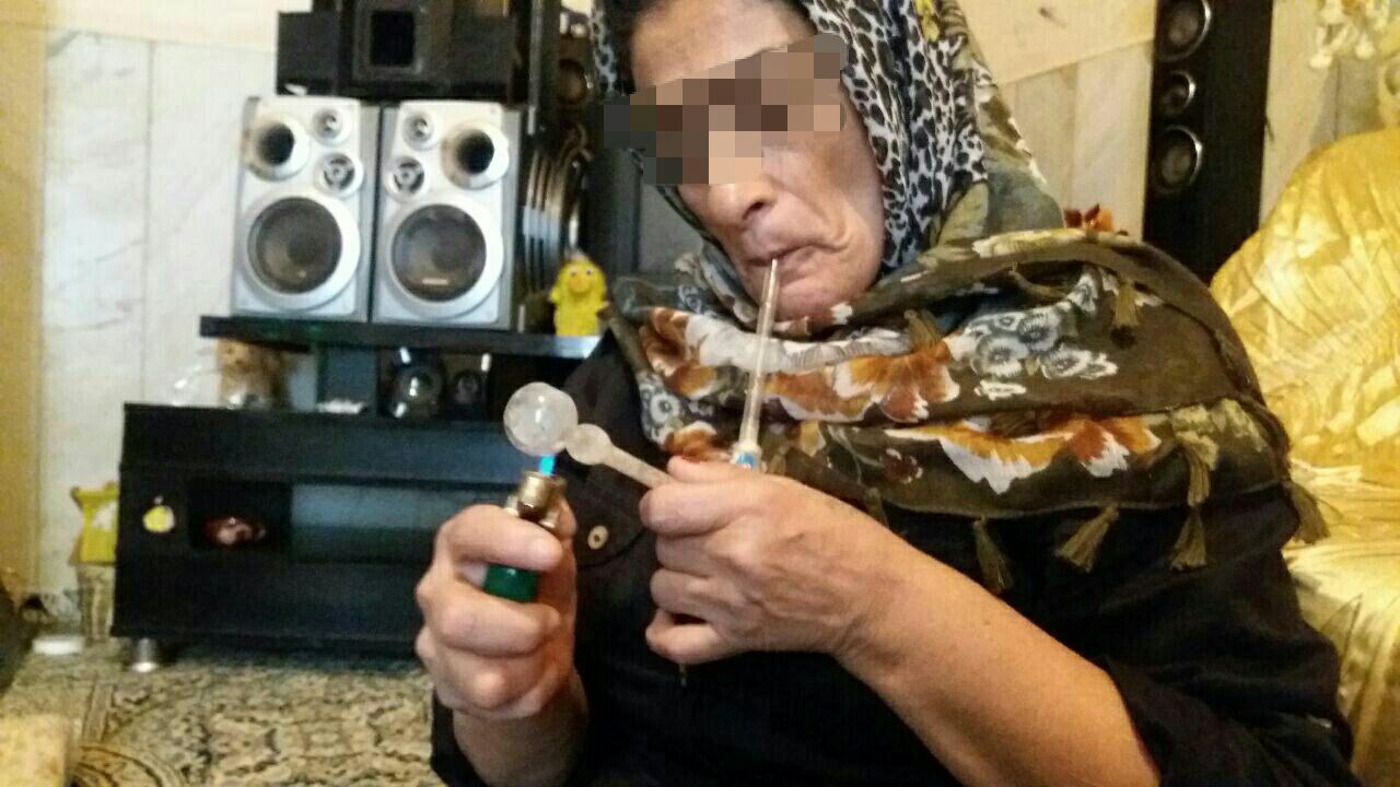 پیرزن 64 ساله از کاسبی شیشه میگوید! پیرزن 64 ساله از کاسبی شیشه میگوید!