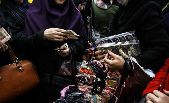 وضعيت زنان دستفروش در مترو تهران