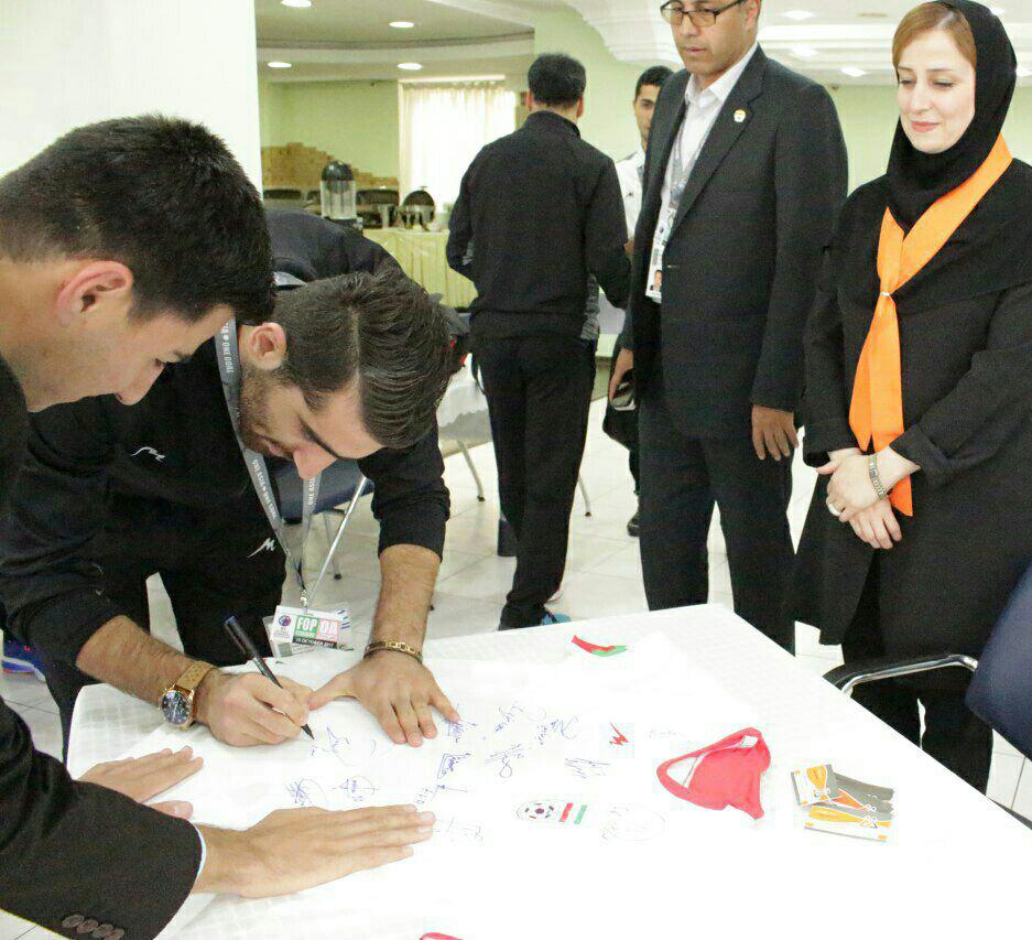 اهدای پیراهن تیم ملی به بنیاد دستهای مهربان اهدای پیراهن تیم ملی به بنیاد دستهای مهربان