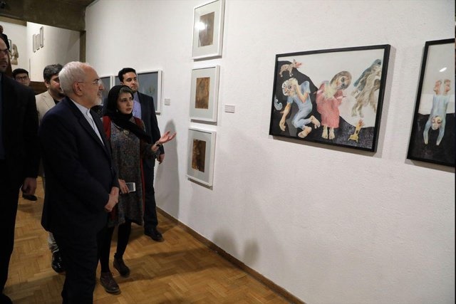 (عکس) بازدید ظریف از نمایشگاه «نیمروز»