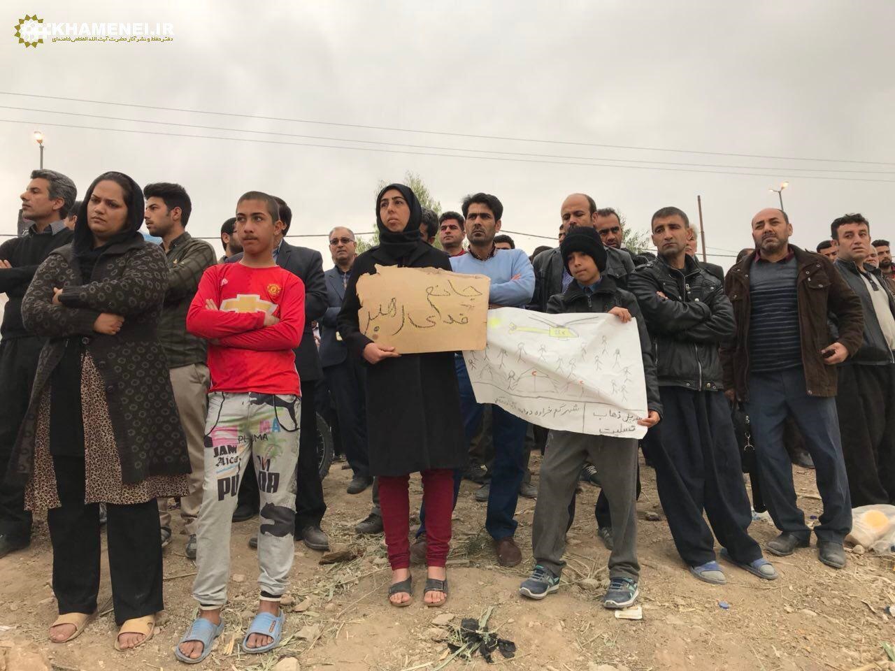 بازدید سرزده رهبر انقلاب از مناطق زلزلهزده بازدید سرزده رهبر انقلاب از مناطق زلزلهزده
