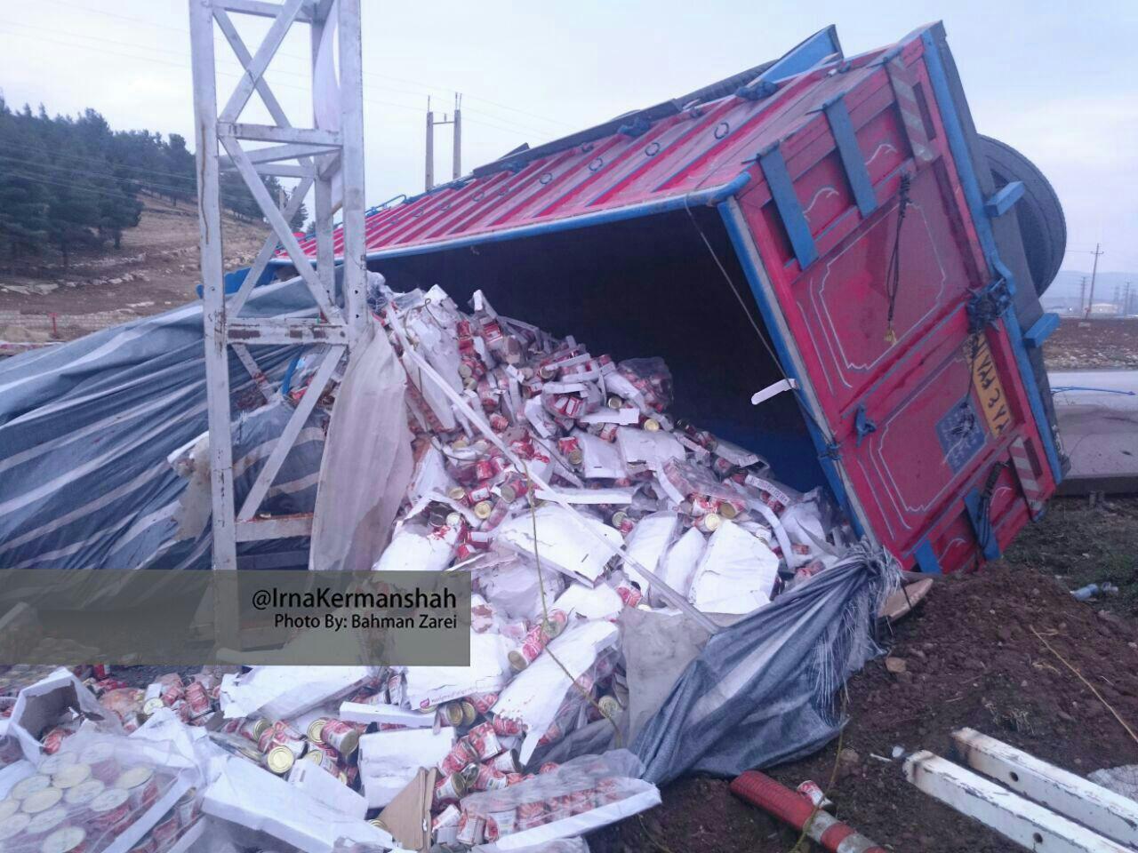 واژگونی کامیون حامل مواد خوراکی در اسلام آباد واژگونی کامیون حامل مواد خوراکی در اسلام آباد
