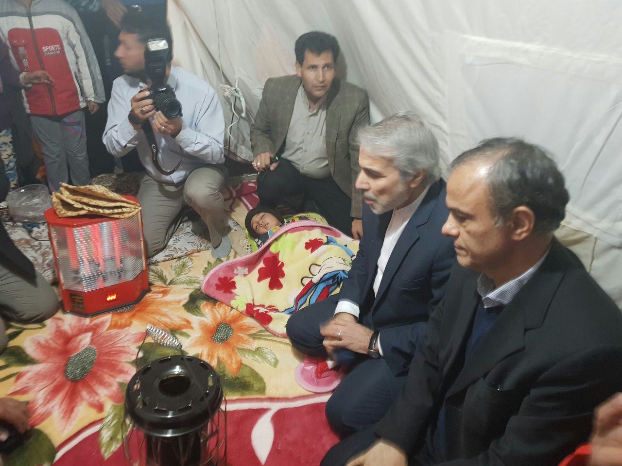 (عکس) معاون روحانی در چادر زلزلهزدگان کرمان (عکس) معاون روحانی در چادر زلزلهزدگان کرمان