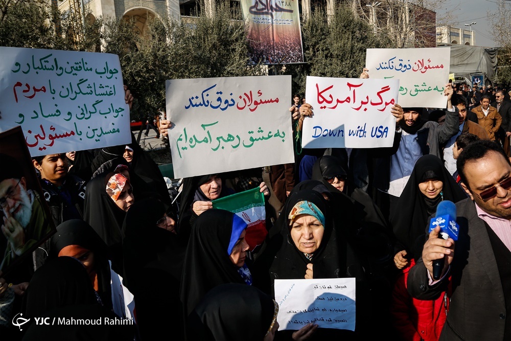 (تصویر) پلاکاردهای عجیب در راهپیمایی تهران