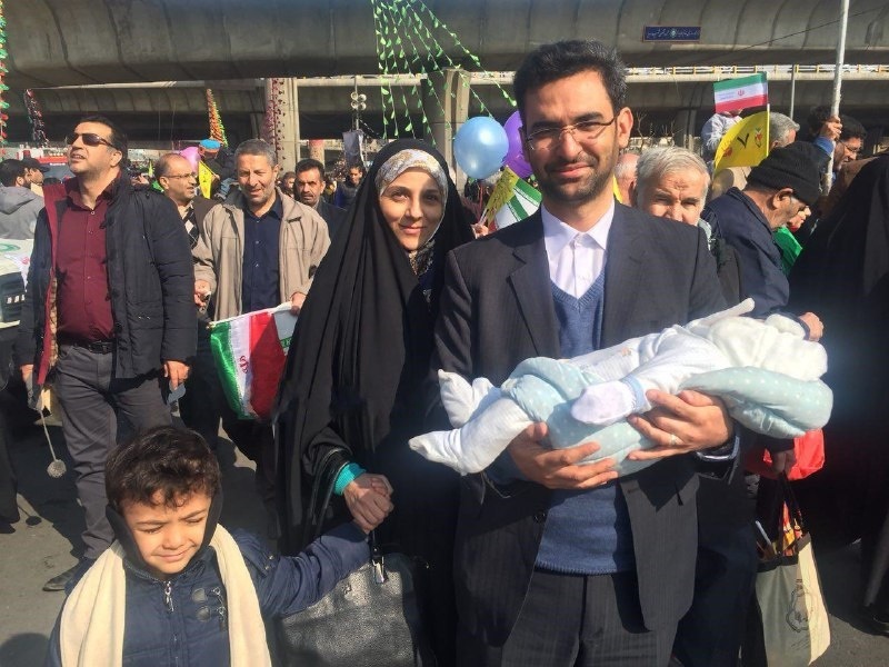 (تصویر) وزیری که به همراه همسر و دو فرزندش به راهپیمایی آمد
