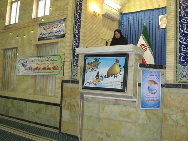 (تصویر) سخنرانی یک زن پیش از خطبه‌های نماز جمعه